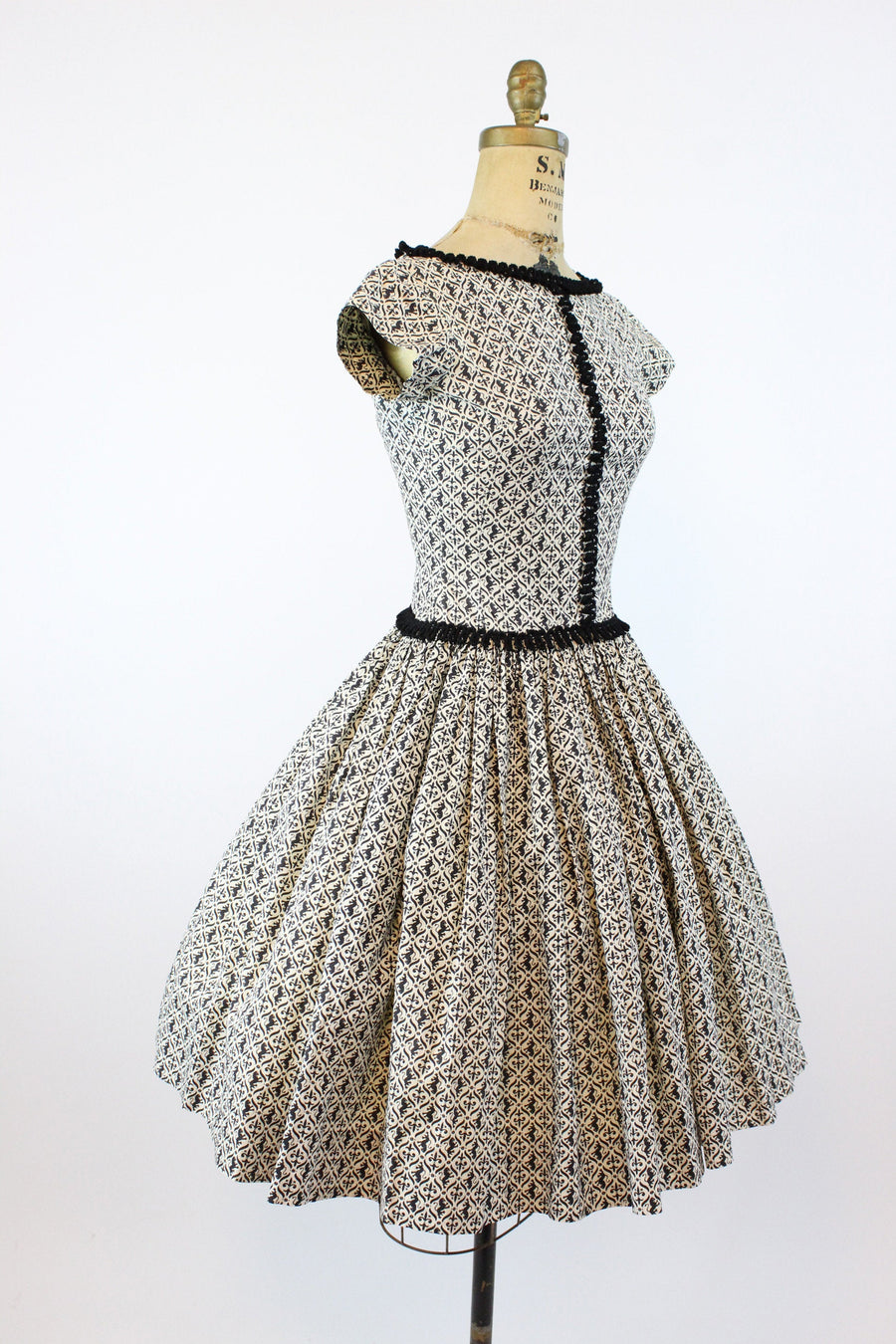 1950s lions and fluer de lys cotton dress xs | novelty print cotton full skirt | new in