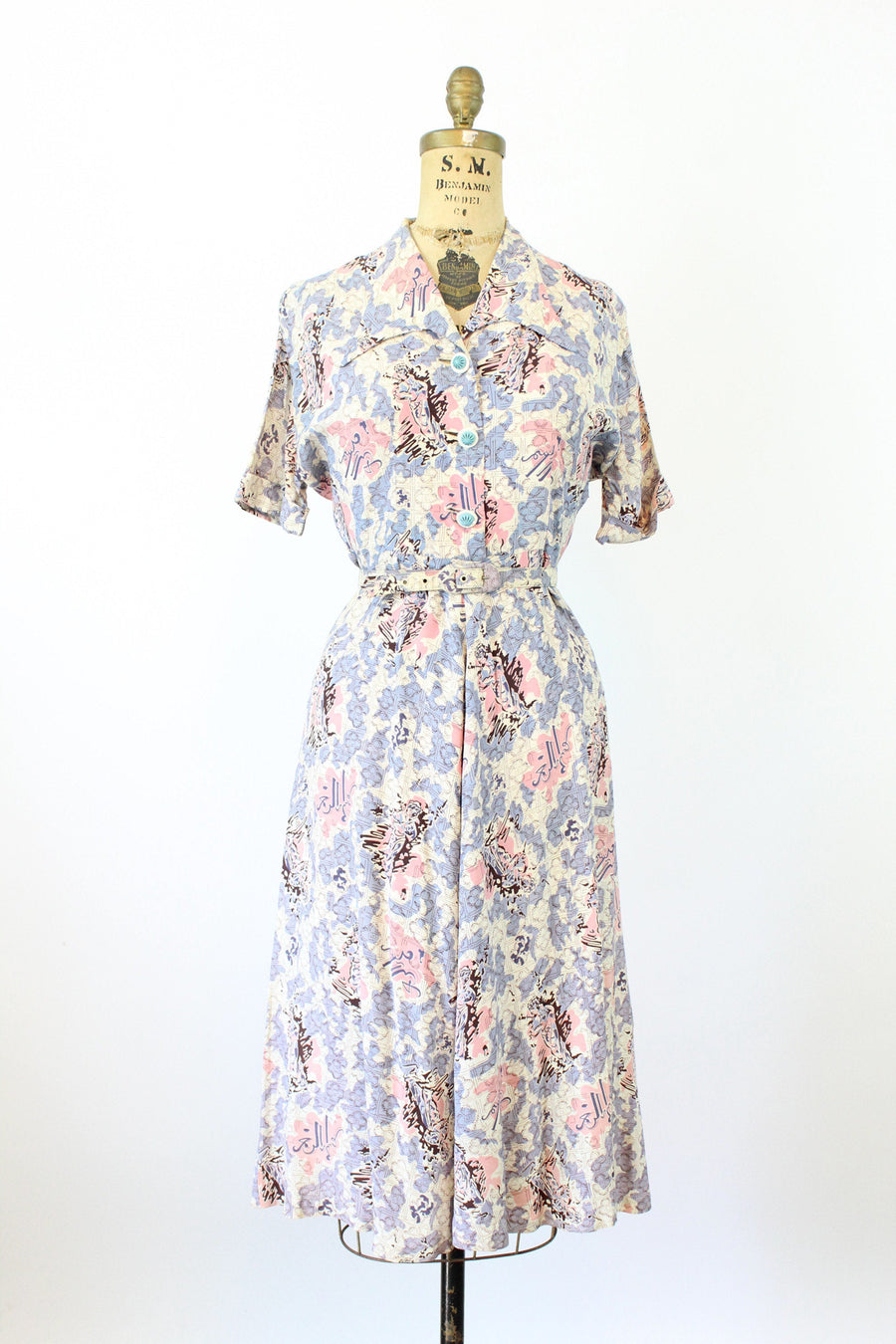 1940s WOMEN STATUE novelty print dress medium | new spring