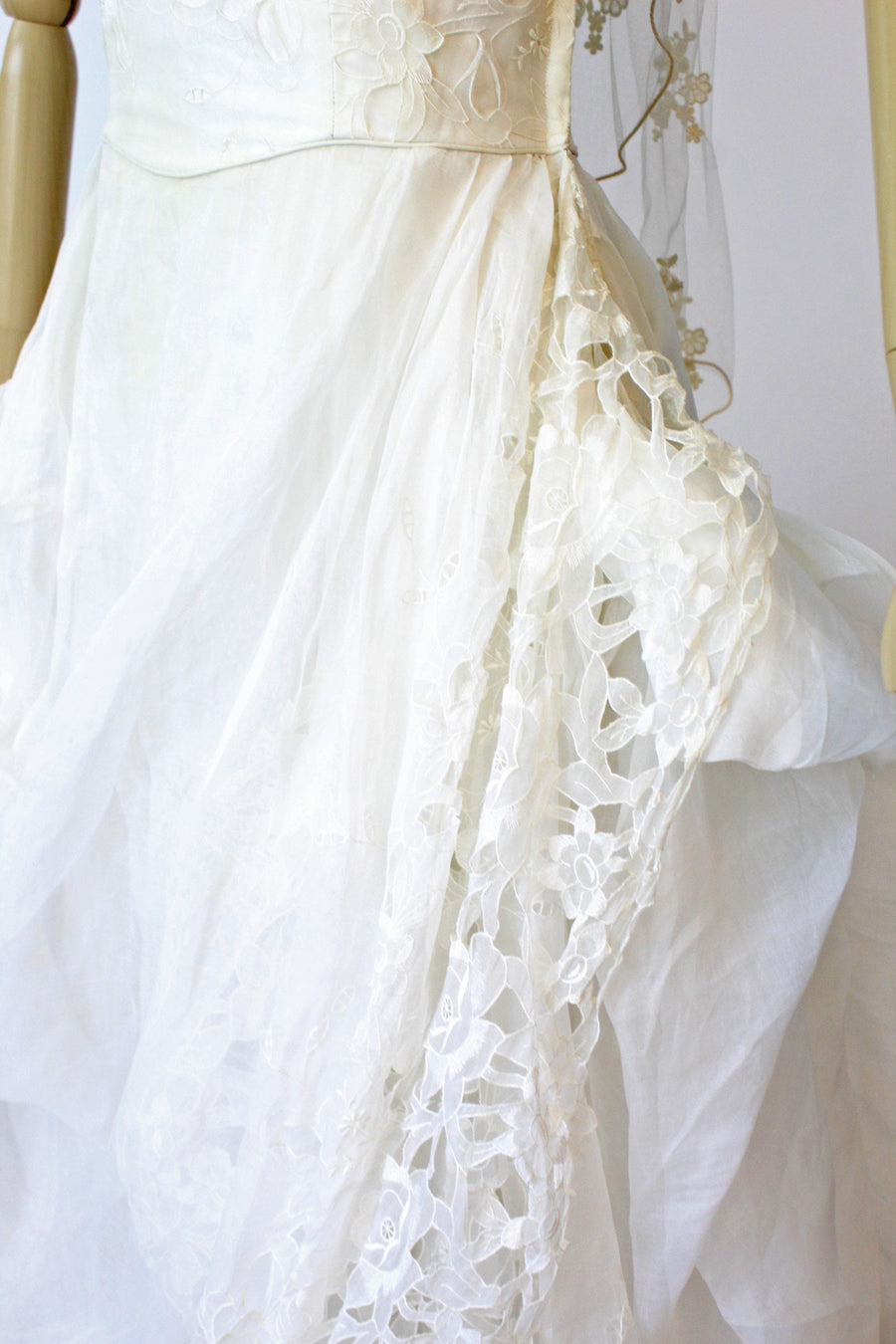1950s BONWIT TELLER organza broderie anglaise wedding dress xs | new spring