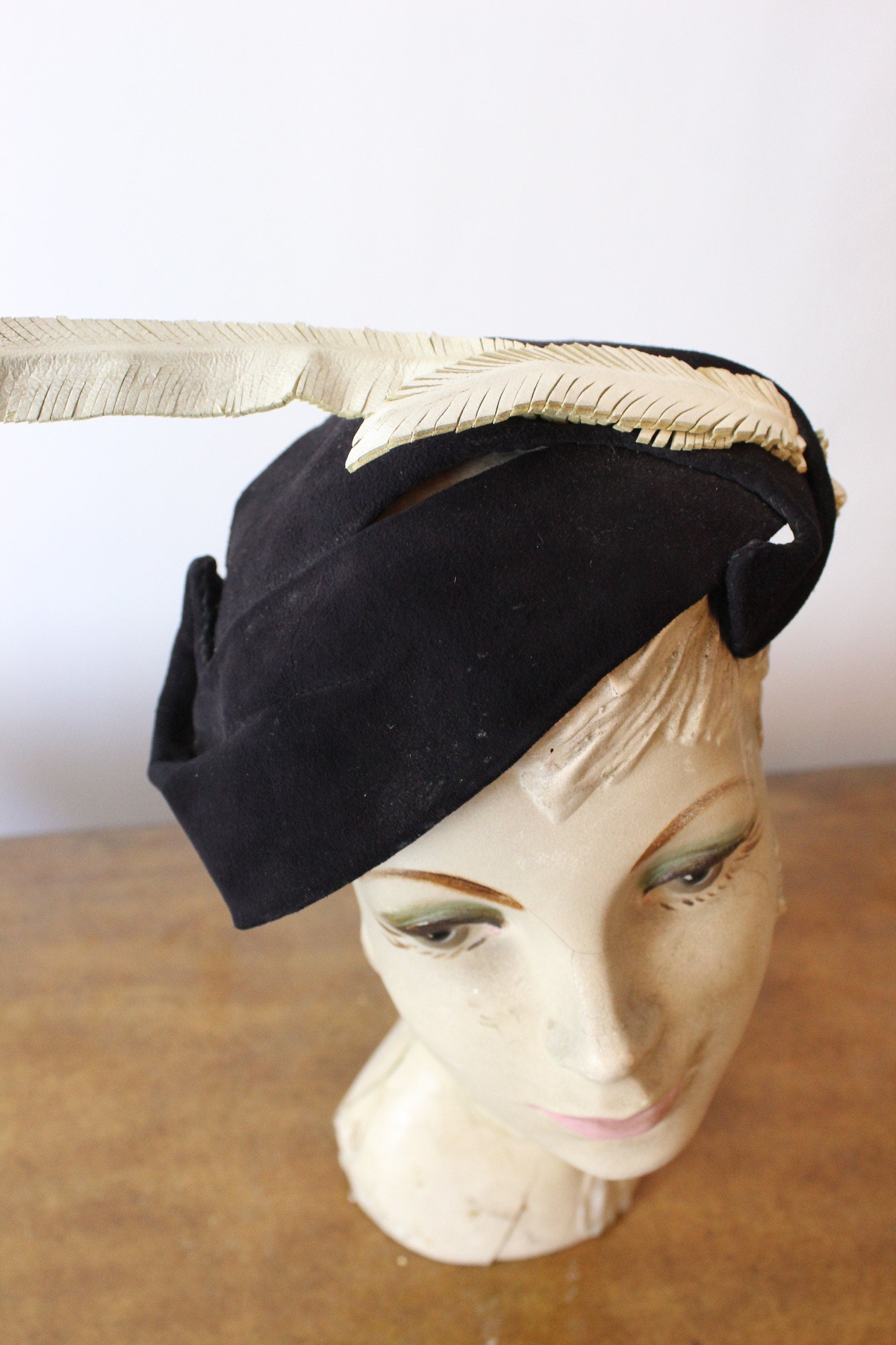 Gorgeous Authentic 1950s-60s  Vintage Facinator Hat Feather Details ⚜️?⚜️ Vintage 1950s 1960s Feather Hat in White and Black by Evelyn  main image 4