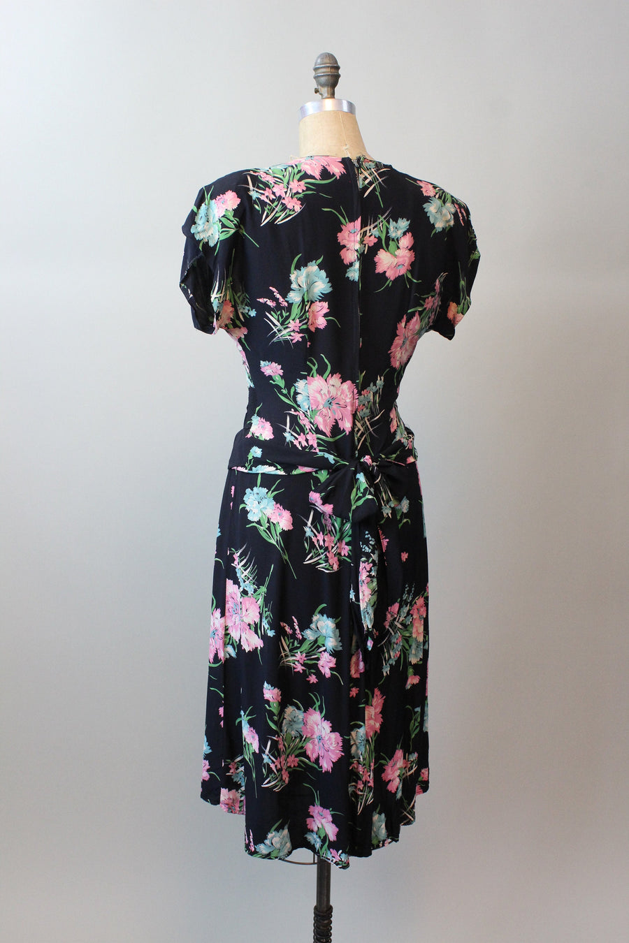 1940s CARNATION print novelty rayon dress medium | new spring
